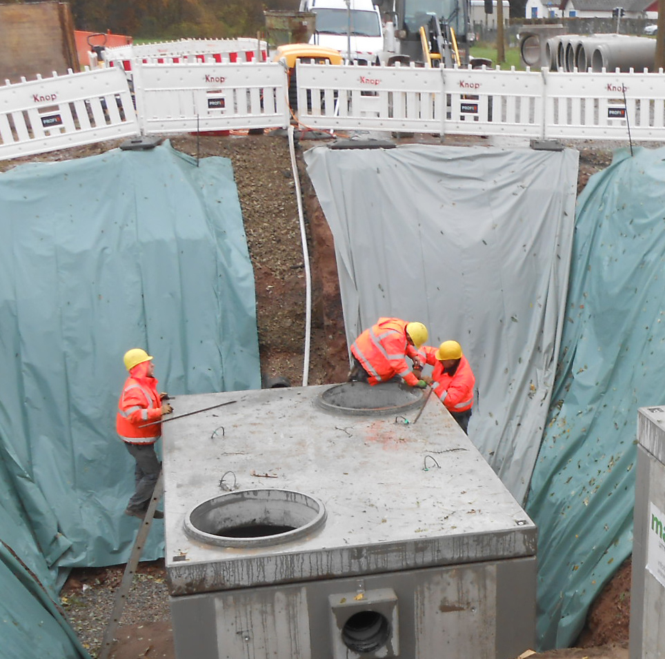 Straßenbau mit Asphaltiermaschine auf einer Baustelle