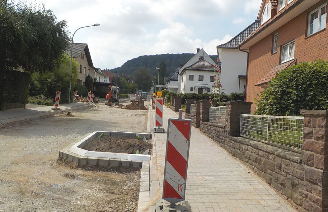 Neu ausgebaute Erschließungsstraße mit Gehweg in einem Wohngebiet